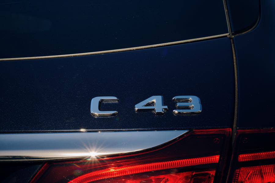 Логотип Mercedes-AMG C43 4Matic Estate (S205) 2018 года  (UK) (фото 20 из 40)